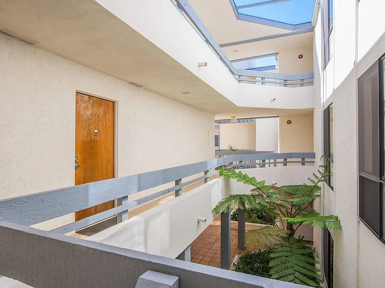 Riviera Vista Apartments — Photo 4
