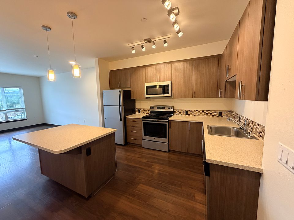 1st image of 580A 8th Ave NE #313