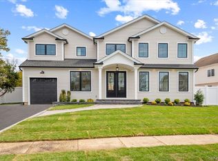 2 Winters Court, Plainview, NY 11803