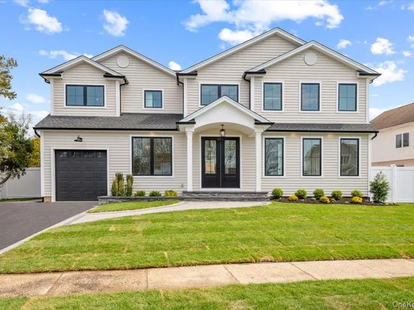 2 Winters Court, Plainview, NY 11803