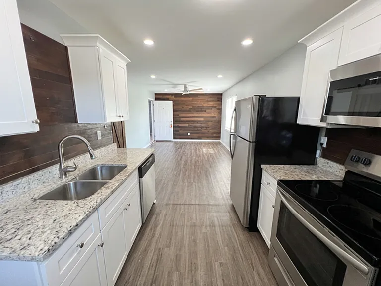 Avondale III Apartments — Photo 1