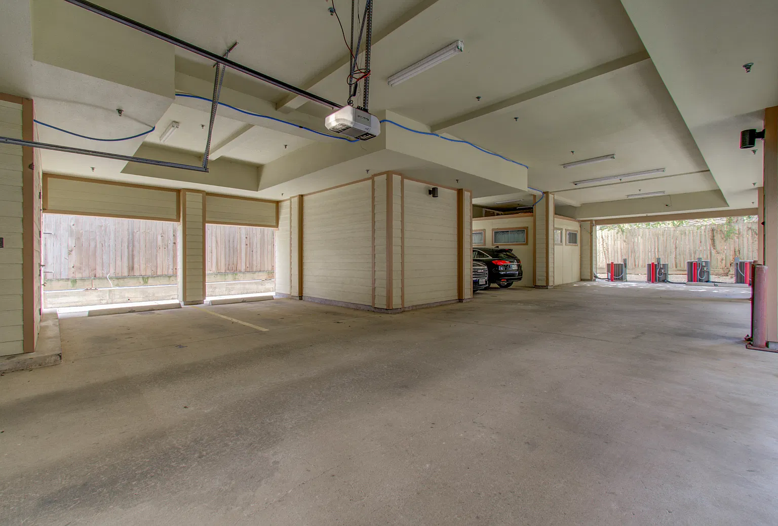 315 W Bell St — Photo 3