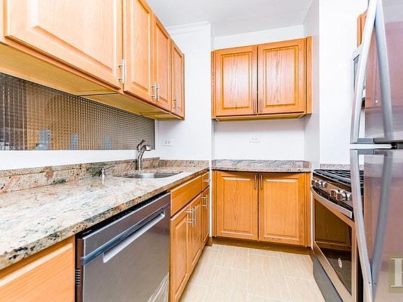 3rd image of 161 W 61st St APT 7C