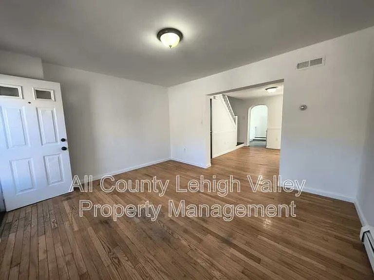 546 Thomas St — Photo 4