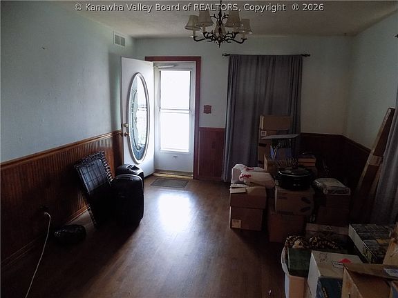 4th image of 313 E 10th St
