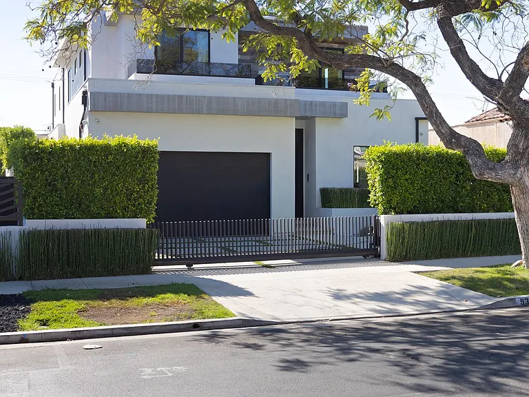 Ideal for families and groups looking to be in the thick of the city and walkable to all popular locations