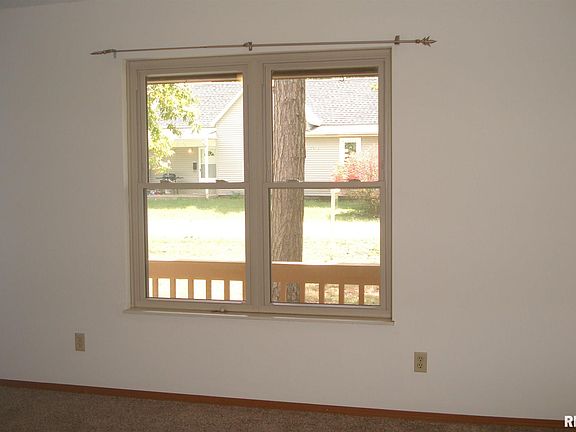 4th image of 804 Farris St