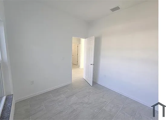 940 Sterling St E — Photo 19