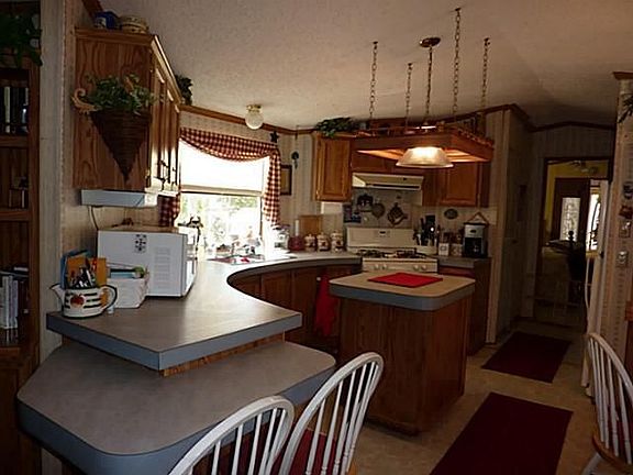 5th image of 220 W Elm Dr