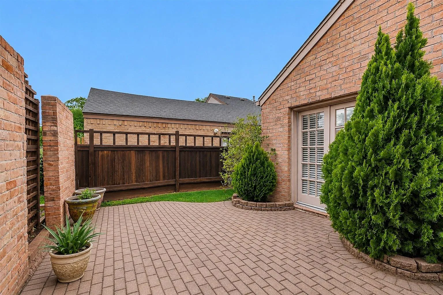 3 bed, 2.0 bath, 2122 sqft, $2,300 — Photo 3