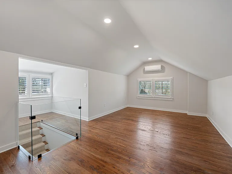 207 Morton Ave — Photo 13