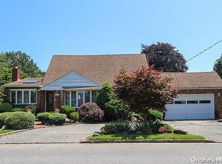 370 Carle Rd, Westbury, NY 11590