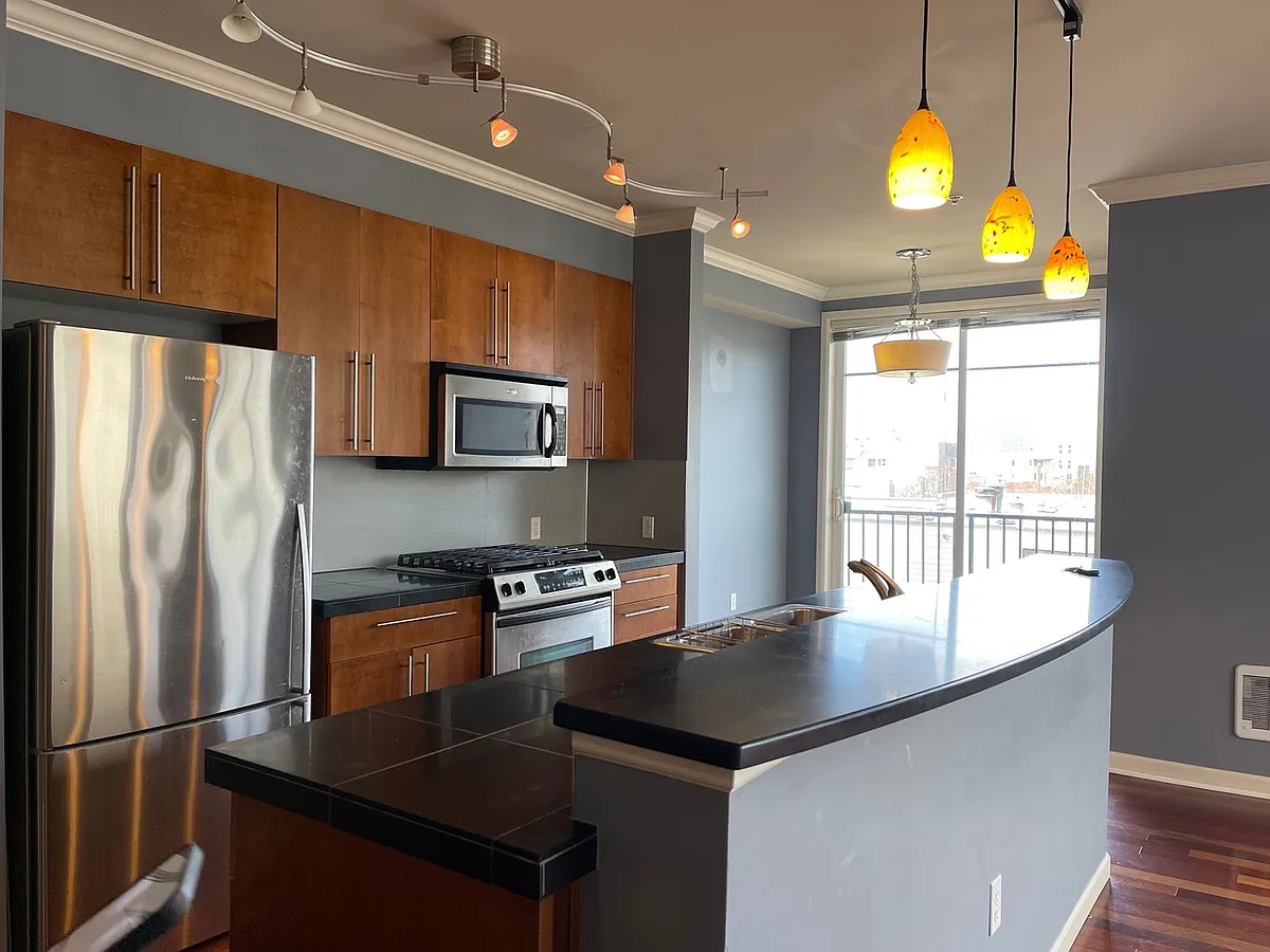 Building Photo - 124 Bellevue Ave E #606