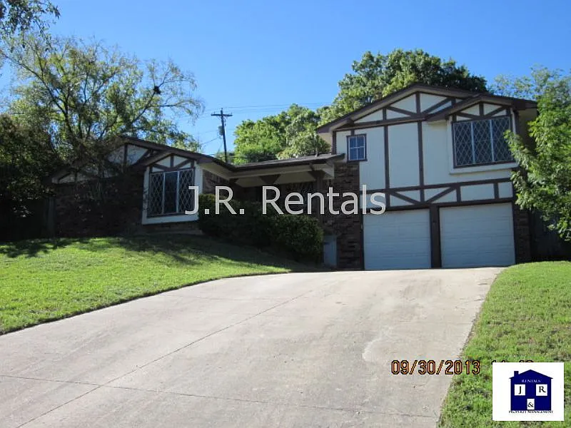 3 bed, 2.0 bath, 1826 sqft, $1,400 — Photo 2