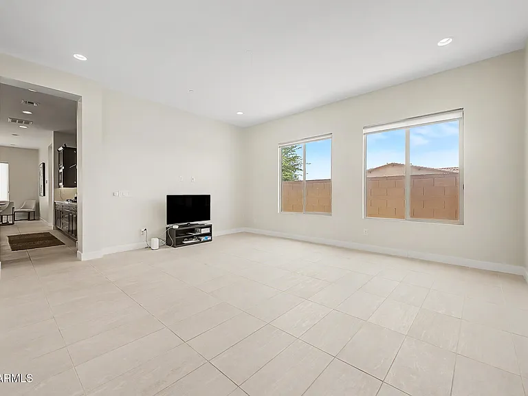 3813 E Fairfield St — Photo 42