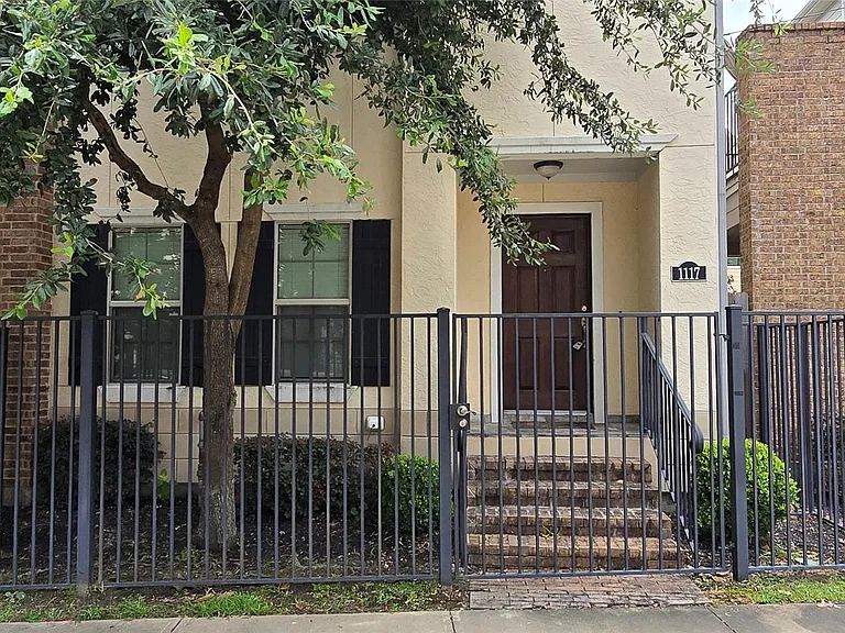 1117 Bonner St — Photo 2