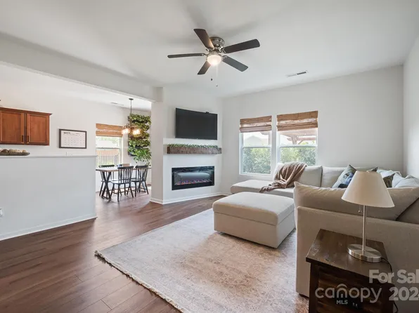 191 Hidden Lakes Rd, Statesville, NC 28677