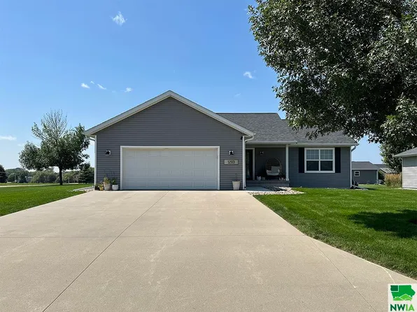 1203 9th Ave NE, Sioux Center, IA 51250
