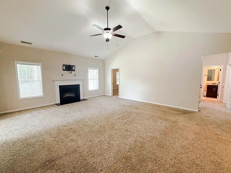 728 Roanoke Dr — Photo 2