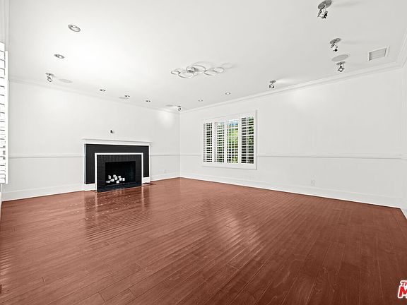 2nd image of 803 S Sycamore Ave