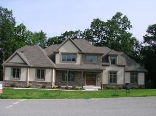 8 Hidden Meadow Dr, Mechanicsburg, PA 17050