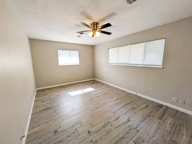 2109 Coronado Pl — Photo 8