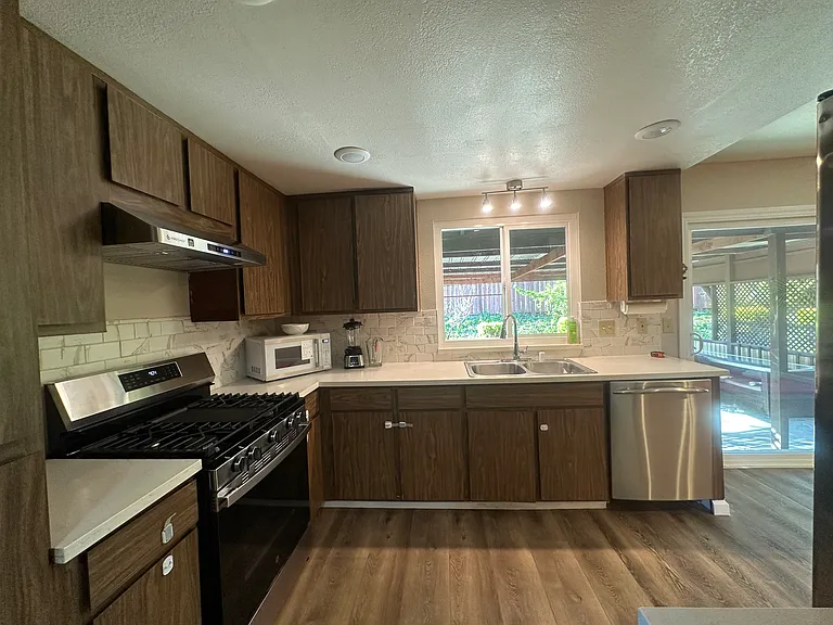 1465 Madrone Way — Photo 11