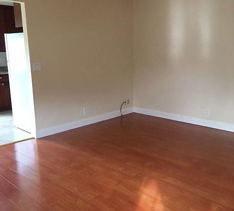 3rd image of 3918 Hamilton Ave #5