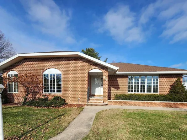 840 E Union St, Manchester, IA 52057