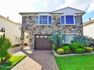 28 Turf Rd, Staten Island, NY 10314