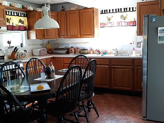 Kitchen w/ water/ice refrig.
