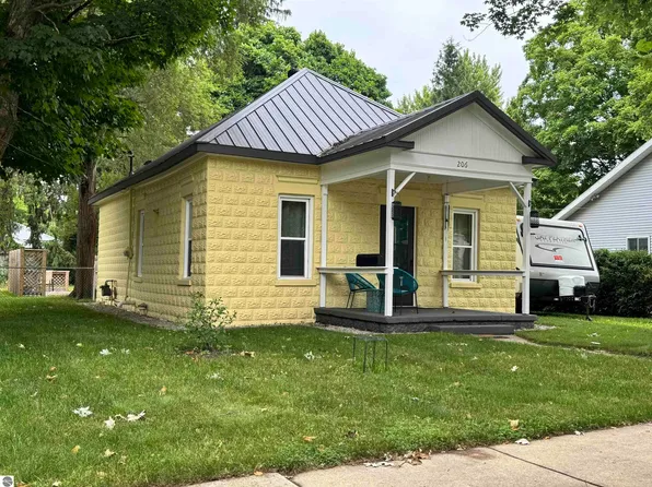 206 W State St, Clare, MI 48617