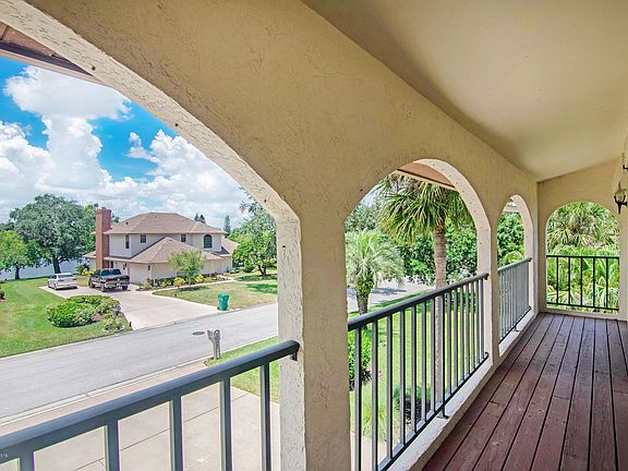 5th image of 665 Rossmoor Cir