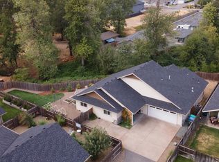 1746 SW Waterstone Dr, Grants Pass, OR 97527