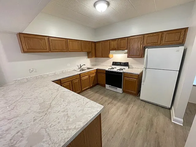 Lakeview Terrace Apartments — Photo 3