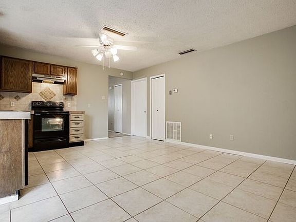 4th image of 623 Southwood Ct
