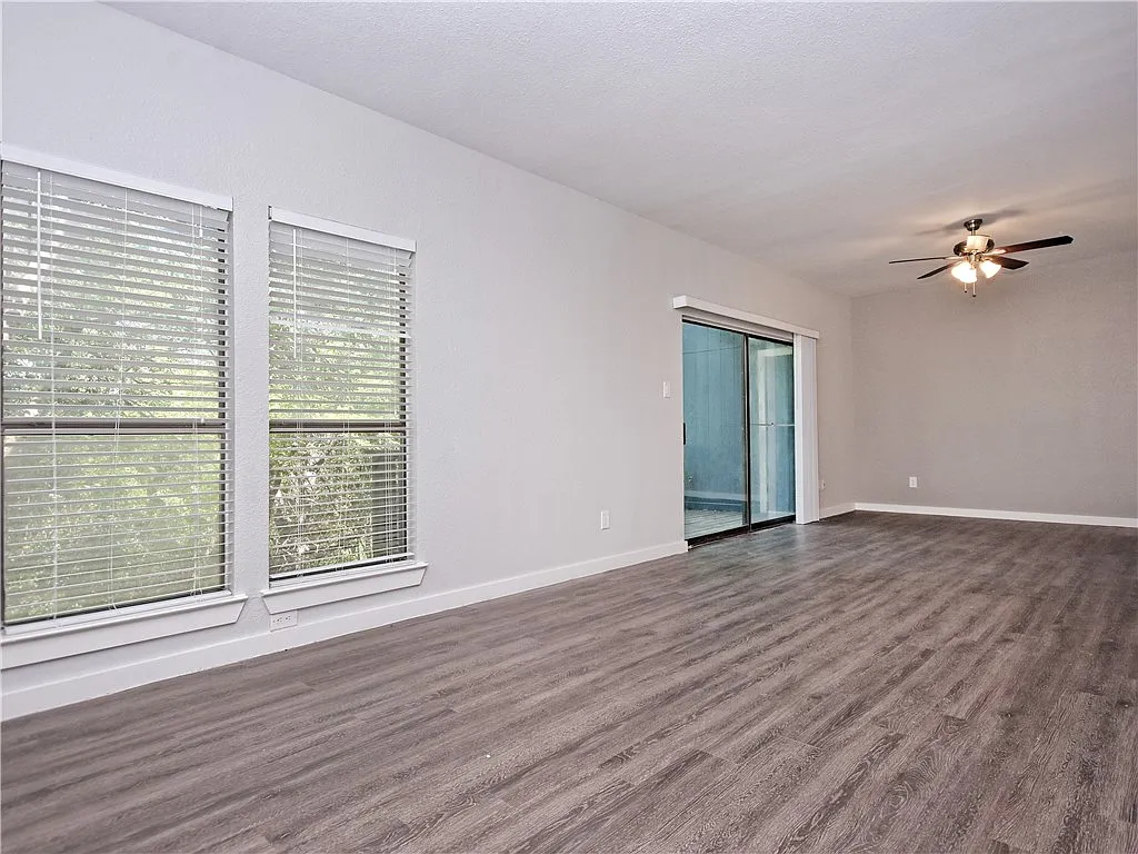 2 bed, 1.5 bath, 1170 sqft, $1,600 — Photo 2