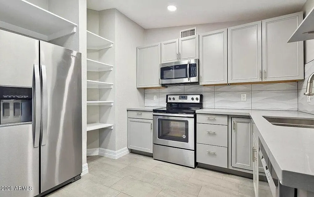 2068 E Howe Ave — Photo 2