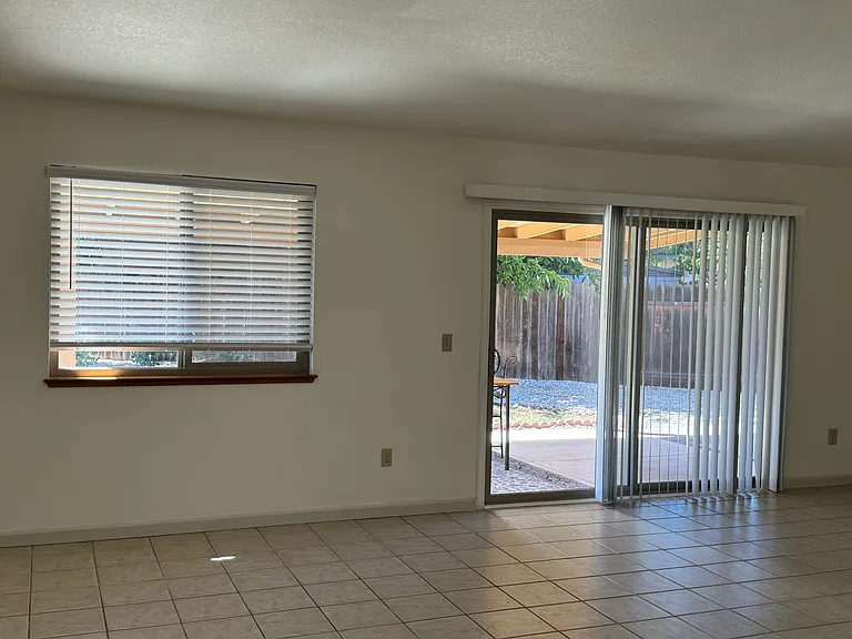 913 Spyglass Ct — Photo 8