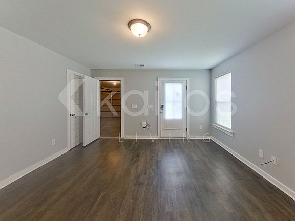 3rd image of 370 Deer Creek Way