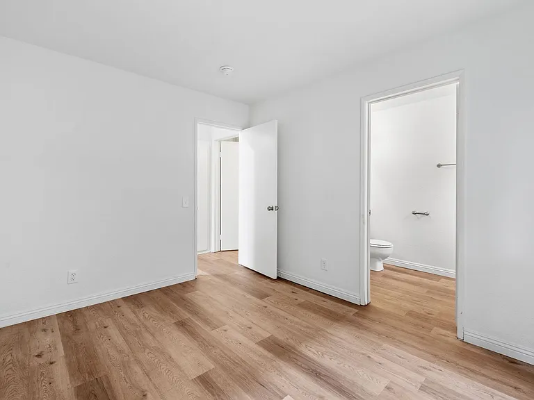 1026 Roswell Ave — Photo 8