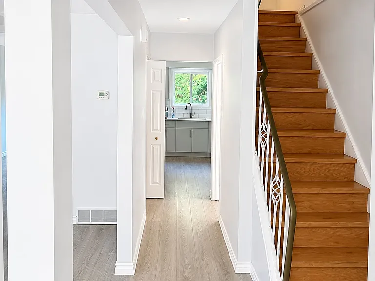 181 B Cedarvale Cres — Photo 3