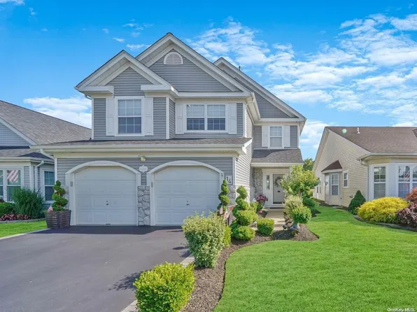 14 Perri Circle #14, Middle Island, NY 11953