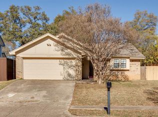 902 Rusk Dr, Euless, TX 76039