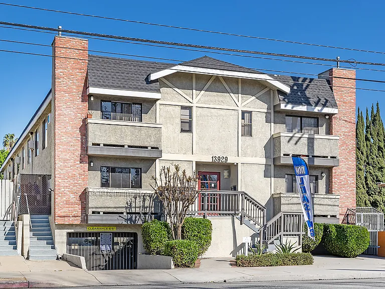 13929 Vanowen St — Photo 24