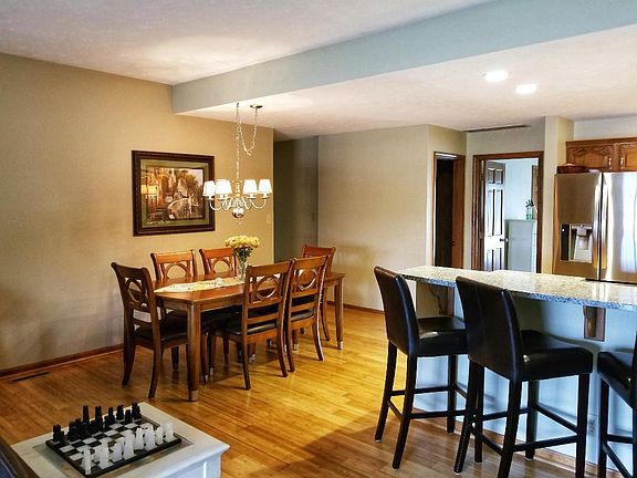 3rd image of 424 Huntwood Ln