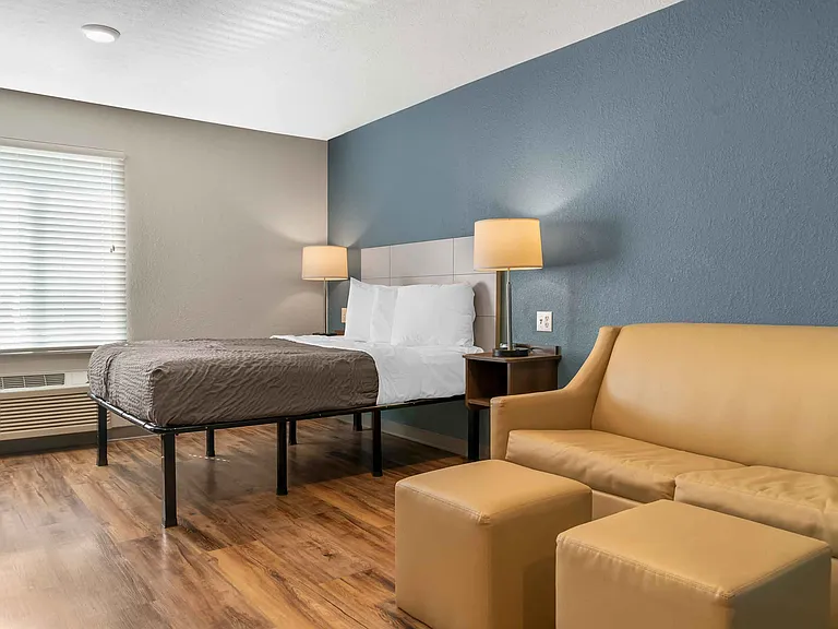 Deluxe Studio - 1 Queen Bed