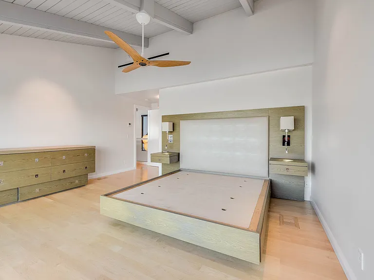 363 E Strawberry Dr — Photo 19