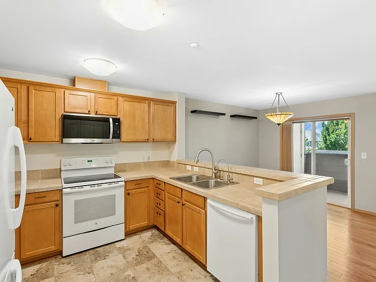 1652 25th Pl NE #203 — Photo 13