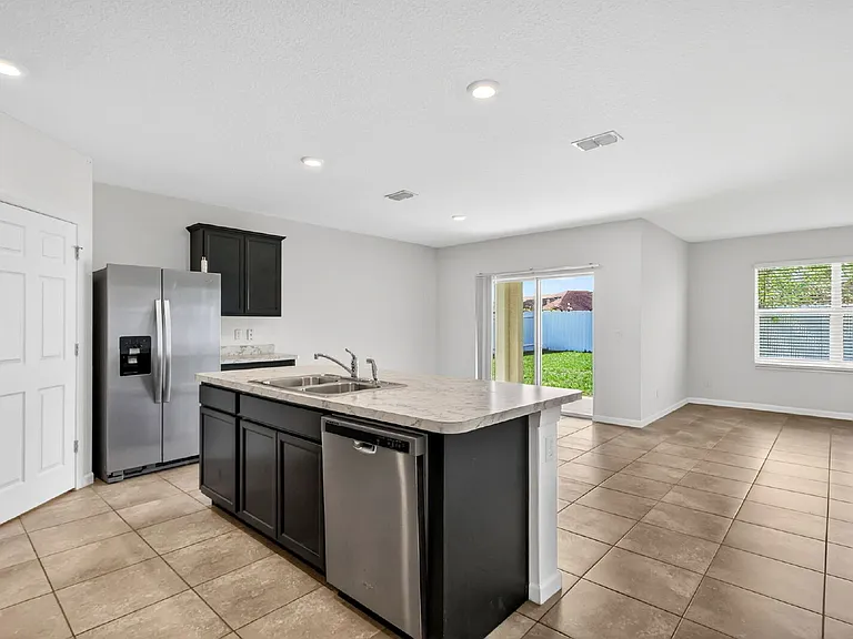 393 SW Tarra Ave — Photo 5